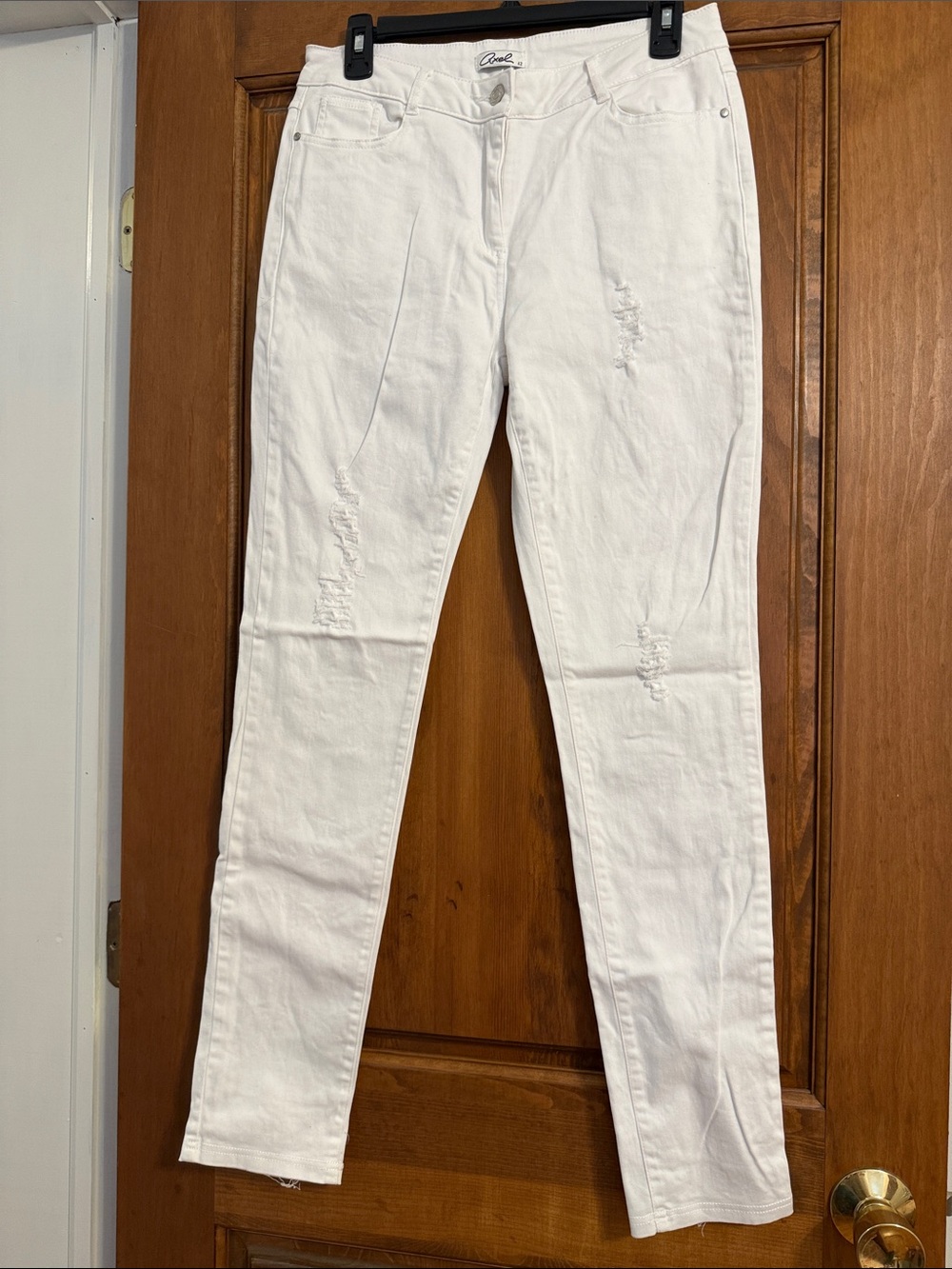 Axel White Skinny Jeans with Subtle Distress